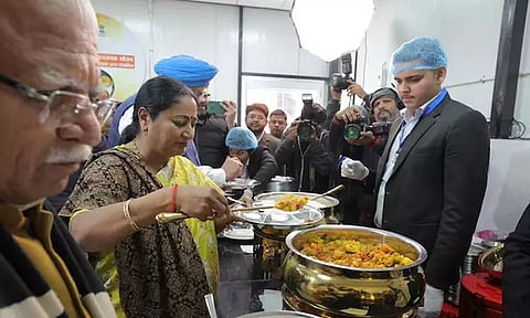 டெல்லியில் அடல் உணவகங்கள் திறப்பு; ரூ.5க்கு மலிவு விலையில் சாப்பாடு