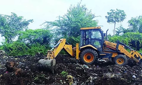 திருப்பூர் சோழமாதேவியில் குப்பைகளை அகற்றும் பணி தீவிரம்