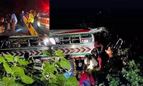 கவுதமாலா: பள்ளத்தாக்கில் பஸ் கவிழ்ந்து விபத்து - 15 பேர் பலி