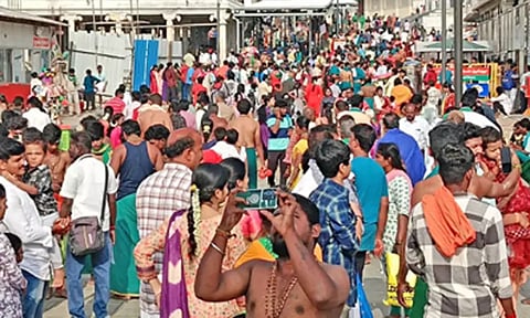 திருச்செந்தூர் கோவிலில் அலைமோதும் பக்தர்கள் கூட்டம்-5 மணிநேரம் காத்திருந்து சுவாமி தரிசனம்