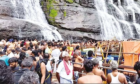 குற்றால அருவிகளில் ஆனந்த குளியல் போடும் சுற்றுலா பயணிகள்