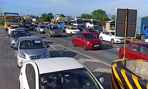 கிறிஸ்துமஸ் விடுமுறை முடிந்து சென்னை திரும்பும் மக்கள்; சுங்கச்சாவடிகளில் வாகனங்கள் அணிவகுப்பு