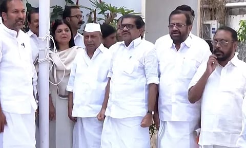 தேசிய கீதத்தை தவறாக பாடிய காங்கிரசார்: சமூகவலைதளத்தில் வைரலாகும் வீடியோ