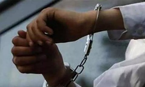 பஸ் நிறுத்தத்தில் நின்றுகொண்டிருந்த பெண்ணிடம் சில்மிஷம்: இருவர் கைது