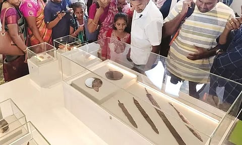 நெல்லை பொருநை அருங்காட்சியகத்தில் குடும்பத்துடன் குவியும் மக்கள்