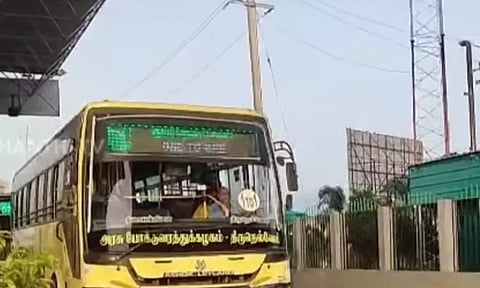 சுங்கக்கட்டணம் செலுத்தாததால் அரசு பஸ் சிறை பிடிப்பு-நள்ளிரவில் 2 மணி நேரம் பயணிகள் அவதி