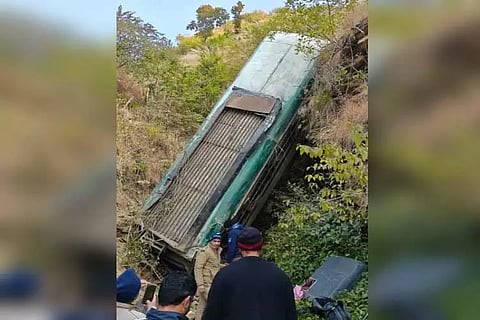 உத்தரகாண்ட்: பள்ளத்தில் பஸ் கவிழ்ந்து விபத்து - 6 பேர் உயிரிழந்ததாக தகவல்