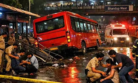 மும்பையில் பின்னோக்கி சென்ற பஸ் மோதி 4 பேர் பலி; 9 பேர் படுகாயம்