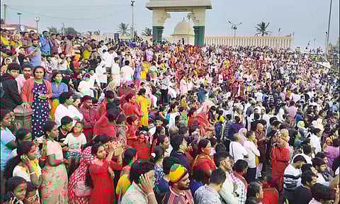 கன்னியாகுமரி: 2025-ம் ஆண்டின் கடைசி சூரிய உதயத்தை கண்டு ரசித்த சுற்றுலா பயணிகள்