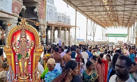 ஆங்கிலப் புத்தாண்டு; திருச்செந்தூர் முருகன் கோவிலில் குவிந்த பக்தர்கள்