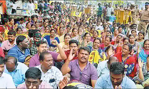 போராட்டத்தில் ஈடுபட்ட 1,385 ஆசிரியர்கள் மீது 3 பிரிவுகளின் கீழ் வழக்குப்பதிவு