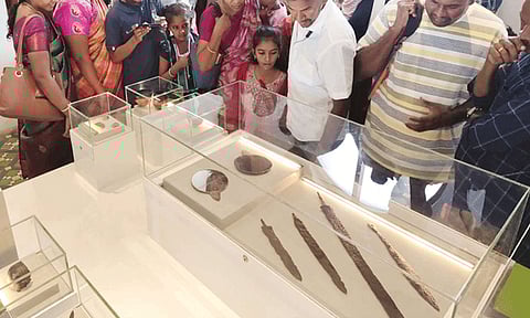 நெல்லை பொருநை அருங்காட்சியகத்தில் தொல்பொருட்களை பார்வையிட அலைமோதும் மக்கள்