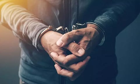 புத்தாண்டு கொண்டாட்டத்தில் விபரீதம்... மாணவியை கட்டிப்பிடித்து முத்தமிட்ட வாலிபர்