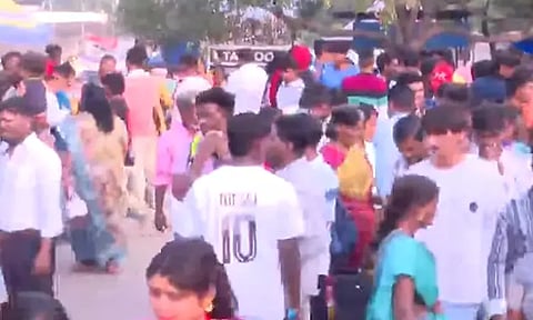 புத்தாண்டு விடுமுறை: மெரினா கடற்கரையில் அலைமோதும் கூட்டம்