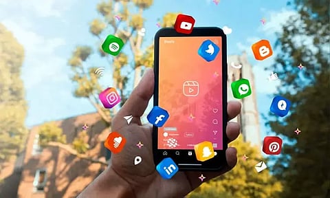 சிறுவர்கள் சமூக வலை தளங்களை பயன்படுத்த தடை; பிரான்ஸ் அரசு திட்டம்