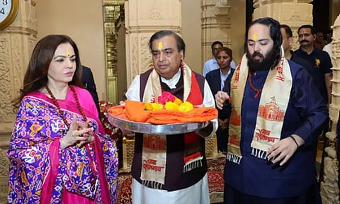 குஜராத் சோமநாதர் ஆலயத்தில் அம்பானி குடும்பத்தினர் சாமி தரிசனம்