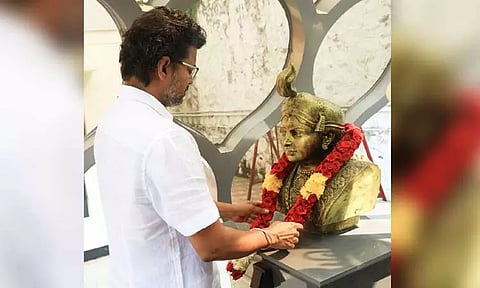 வீரமங்கை வேலு நாச்சியார் சிலைக்கு விஜய் மரியாதை