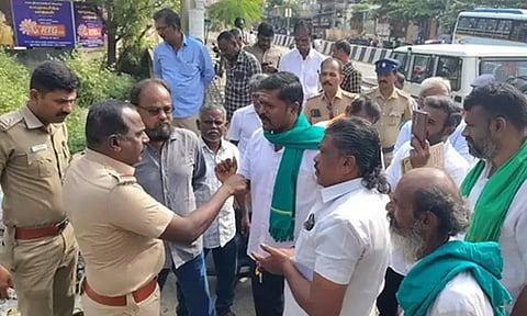 அரசு நூலக கட்டிட விரிவாக்கத்துக்கு அடிக்கல்: சமூக ஆர்வலர்கள் 12 பேர் கைது