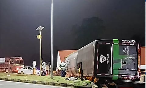 உளுந்தூர்பேட்டையில் நடுரோட்டில் கவிழ்ந்த ஆம்னி பஸ்: ஒருவர் பலி, 10 பேர் படுகாயம்