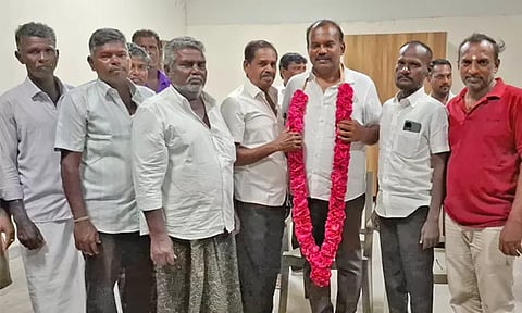 உப்பு மூடை சுமை தொழிலாளர்களுக்கு பொங்கல் போனஸ்: மேயர் ஜெகன் பெரியசாமி வழங்கினார்