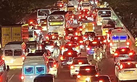 விடுமுறை முடிந்து சென்னைக்கு திரும்பும் மக்கள்.. உளுந்தூர்பேட்டை சுங்கச்சாவடியில் கடுமையான போக்குவரத்து நெரிசல்