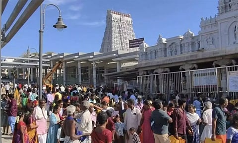 திருச்செந்தூர் கோவிலில் 4 மணி நேரம் காத்திருந்து பக்தர்கள் சாமி தரிசனம்