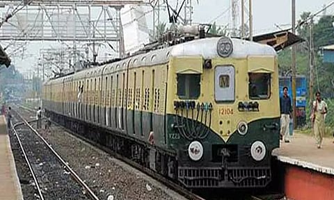 சென்னையில் மின்சார ரெயில் மீது கல்வீச்சு; 3 பயணிகள் காயம்