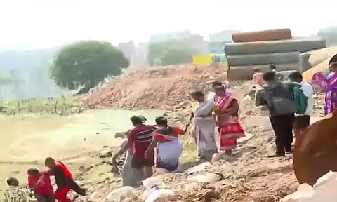 சென்னையில் கூவம் ஆற்றில் இறங்கி தூய்மை பணியாளர்கள் போராட்டம்