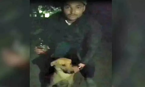 தெருநாய்க்கு மதுபானம் கொடுத்த இளைஞர் - அதிர்ச்சி வீடியோ