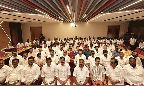 விஜய் முன்னிலையில் தவெகவில் இணைந்த பல கட்சி நிர்வாகிகள்