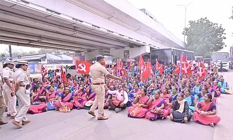 தேர்தல் வாக்குறுதி 313-ஐ நிறைவேற்ற வலியுறுத்தி நெல்லையில் மறியல்: 401 பேர் கைது