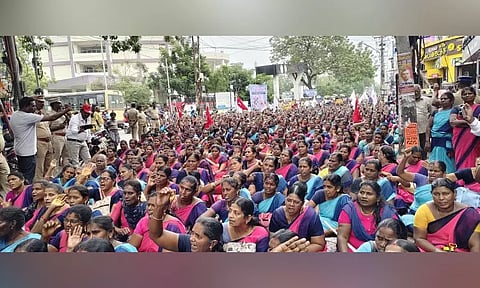 தூத்துக்குடியில் அங்கன்வாடி ஊழியர்கள் சாலை மறியல்: நூற்றுக்கணக்கானோர் கைது