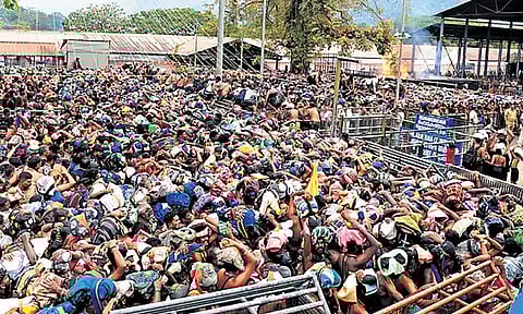 சபரிமலையில் அலைமோதும் பக்தர்கள் கூட்டம்.. தரிசனம் செய்ய 5 முதல் 8 மணி நேரம் வரை காத்திருப்பு