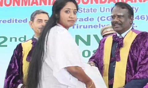 கவர்னரிடம் இருந்து பட்டம் பெற மறுத்த மாணவிக்கு எதிரான வழக்கு தள்ளுபடி