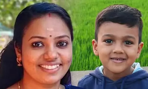 மகனை கொன்று இளம்பெண் தூக்கிட்டு தற்கொலை - அதிர்ச்சி சம்பவம்