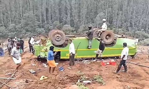 ஊட்டி: 100 அடி பள்ளத்தில் கவிழ்ந்த தனியார் மினி பஸ்; 32 பயணிகள் காயம்