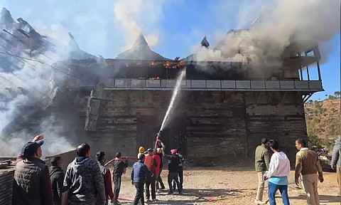 இமாசல பிரதேசம்: 800 ஆண்டுகள் பழமையான அரண்மனை தீ விபத்தில் சேதம்