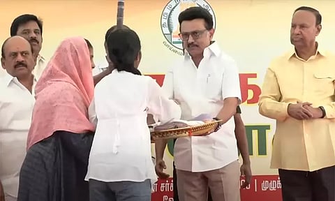 பொங்கல் பரிசு தொகுப்புடன் ரூ.3 ஆயிரம் வழங்கும் பணி : மு.க.ஸ்டாலின் தொடங்கி வைத்தார்