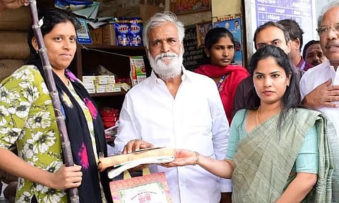 குடும்ப அட்டைதாரர்களுக்கு ரூ.3000 ரொக்கத்துடன் பொங்கல் பரிசுகளை வழங்கினார் அமைச்சர் சேகர்பாபு