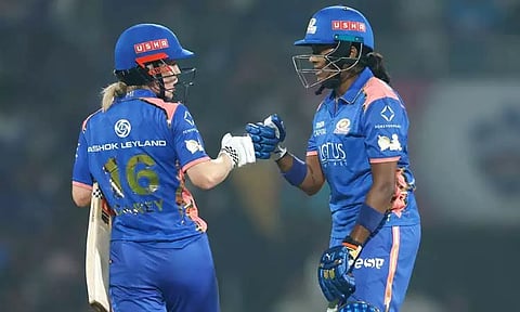 மகளிர் பிரீமியர் லீக்: பெங்களூரு அணிக்கு 155 ரன்கள் இலக்கு நிர்ணயித்த மும்பை