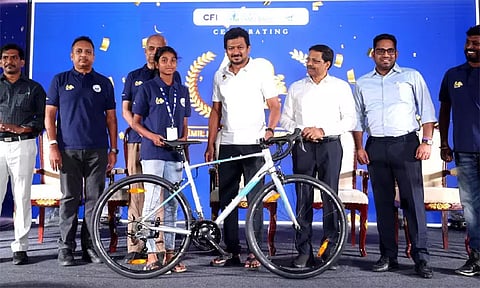 60 அரசுப் பள்ளி மாணவர்களுக்கு பந்தய சைக்கிள்கள் - உதயநிதி ஸ்டாலின் வழங்கினார்