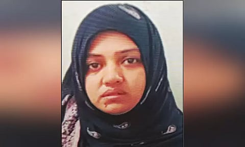 படுக்கையில் சிறுநீர் கழித்ததால் 5 வயது சிறுமிக்கு சூடு வைத்த வளர்ப்பு தாய் கைது