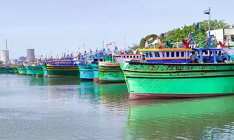 வானிலை எச்சரிக்கை: தூத்துக்குடி மீனவர்கள் கடலுக்கு செல்ல தடை