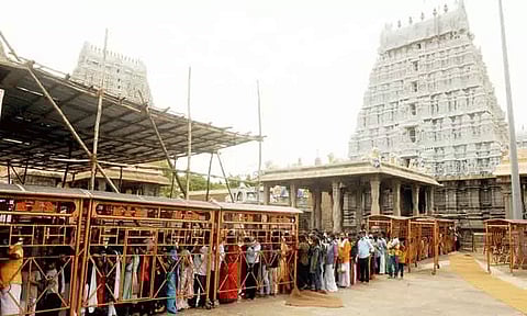 விடுமுறை தினம்: திருவண்ணாமலையில் அதிகரிக்கும் பக்தர்கள் கூட்டம்