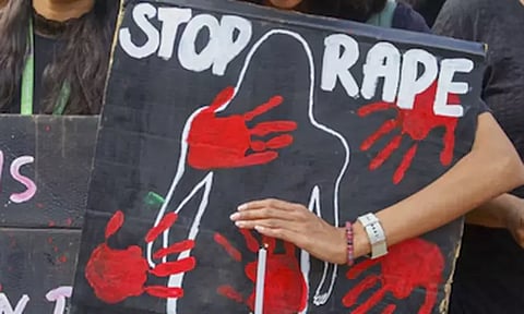 மனநலம் பாதித்த பெண்ணை கற்பழித்த மர்ம நபர்கள்... ஓடும் வாகனத்தில் இருந்து தூக்கி வீசிய கொடூரம்