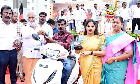 தூய்மைப் பணியாளர்கள், மாற்றுத்திறனாளிகளுக்கு சமத்துவப் பொங்கல் பரிசுத் தொகுப்பு - அமைச்சர் சேகர்பாபு வழங்கினார்