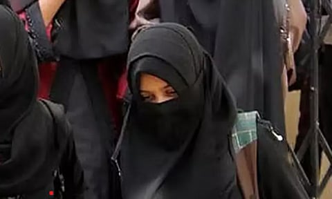 நகைக்கடைகளில் ஹிஜாப் அணிந்து வரத் தடை? தமிழக அரசு விளக்கம்