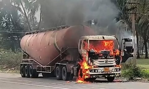 வாணியம்பாடி அருகே திடீரென லாரி கொழுந்துவிட்டு எரிந்ததால் பரபரப்பு