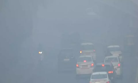 டெல்லி: காற்று மாசு அதிகரிப்பு, வாட்டும் குளிர்; குறைந்தபட்ச வெப்பநிலை 4 டிகிரியாக பதிவு