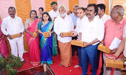 சென்னை: ரூ.4.58 கோடி மதிப்பீட்டில் புதிய பள்ளி கட்டிடம்; அமைச்சர் சேகர்பாபு அடிக்கல் நாட்டினார்